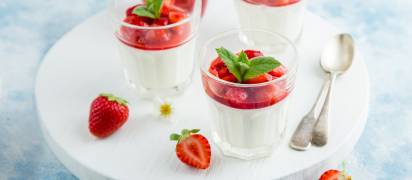 Sauerrahm Panna Cotta mit marinierten Erdbeeren