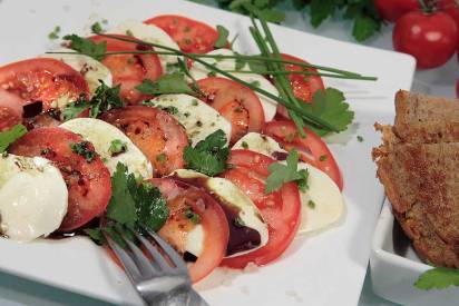 Insalata Caprese mit Kürbiskernöl und Petersilie