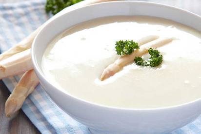 Spargelcremesuppe mit Camembert