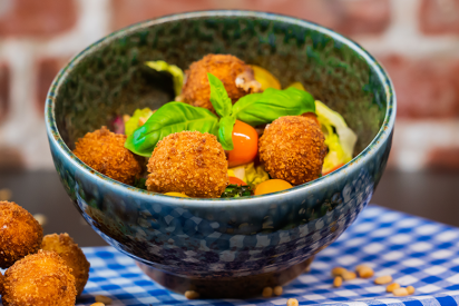 Schärdinger Salat mit Wassermelone und (optional) frittierten Mozzarella Bällchen