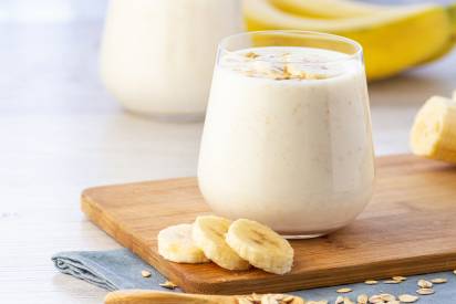 Frühstücks-Smoothie mit Banane und Haferflocken