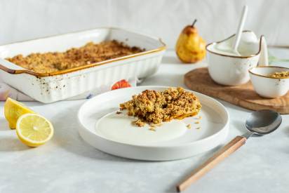 kurbis-birnen-crumble-mit-zitronen-joghurt-c-lisa-shelton-5.jpg