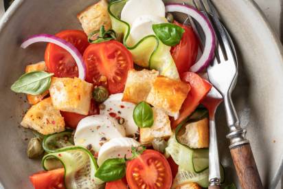 srd_italienischer-brotsalat-mit-mozzarella-und-tomaten_header.jpg