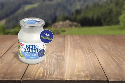 Das Bild zeigt das Schärdinger Bergbauern Naturjoghurt im Mehrwegglas 
