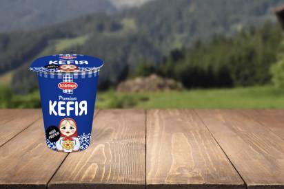 Das Bild zeigt den Schärdinger Kefir im 180 Gramm Becher
