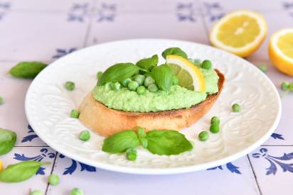 Erbsentoast mit Landfrischkäse