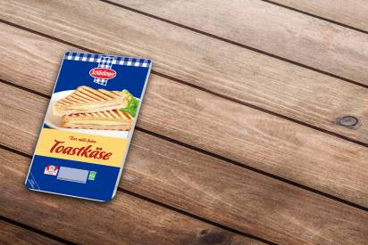 Das Bild zeigt den milden Schärdinger Toastkäse in Scheiben