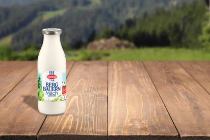 Das Bild zeigt die Schärdinger Bergbauern Milch in der ein Liter Glasflasche