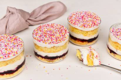 Bunte Dot Cakes mit Schärdinger CremiG Natur