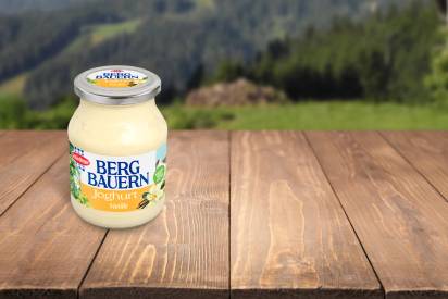Das Bild zeigt die Schärdinger Bergbauern Joghurt Sorte Vanille