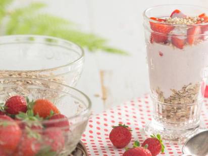Müsli mit Erdbeerjoghurt und Erdbeeren