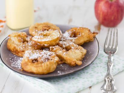 Apfelradl mit Vanillesauce