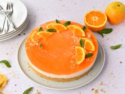 Das Bild zeigt die Aperol-Spitz-Torte mit CremiG
