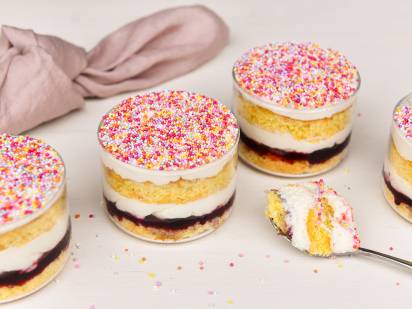 Bunte Dot Cakes mit Schärdinger CremiG Natur