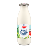 Das Bild zeigt die Schärdinger Bergbauern Milch in der ein Liter Glasflasche